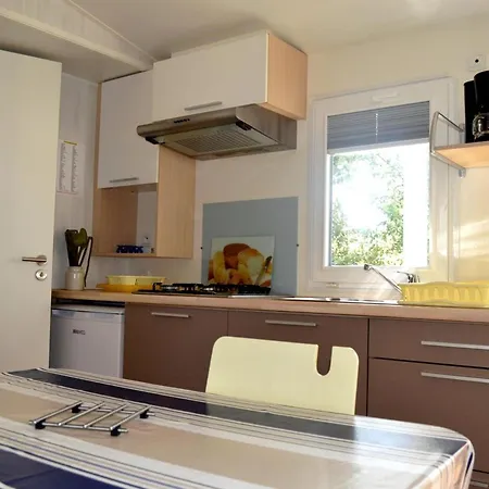 Confortable Mobil Avec Terrasse, 2 - Api-1-52-1808 Kamp alanı *